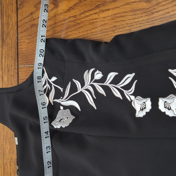 Elegant Black Floral Embroidered Dress - Picture 5 of 10